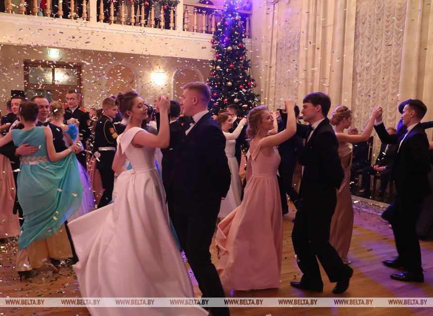 "Мы такие танцы не знали" - студенты и кадеты собрались на новогоднем балу в Витебске