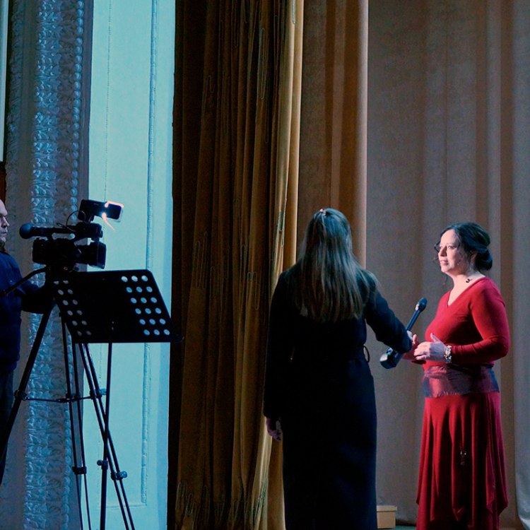 Ведущая ТРК " Витебск"  берет интервью у артистов филармонии